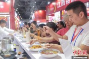 命盘查询“嗦粉”经济火热 中国多地“食力”出圈
